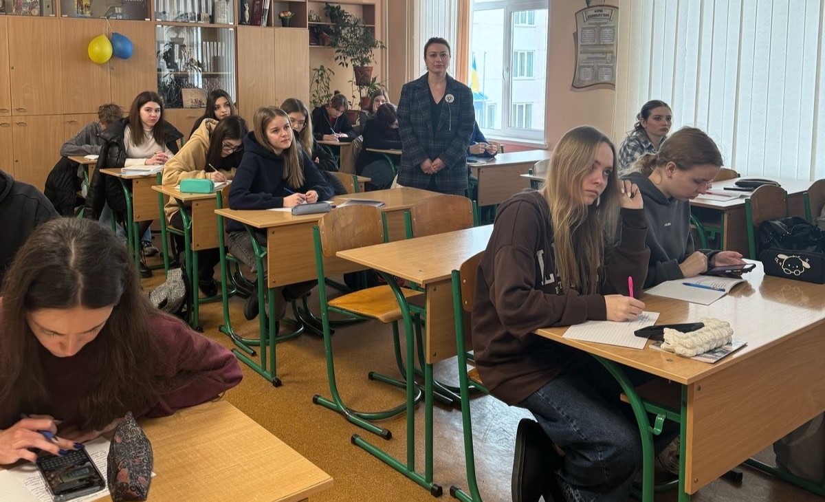 Доцент кафедри міжнародного права, європейської та євроатлантичної інтеграції Віра Пироговська провела профорієнтаційну зустріч з учнями київської школи