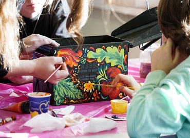 Міжфакультетська співпраця: майстер-клас з розпису військової атрибутики студентами Факультету права та міжнародних відносин, Факультету журналістики та Факультету образотворчого мистецтва