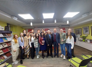 Студенти та викладачі кафедри міжнародних відносин відвідали презентацію книги «Заборонити рашизм» Студенти та викладачі кафедри міжнародних відносин відвідали презентацію книги «Заборонити рашизм»” width=