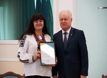 Вітаємо доцента кафедри міжнародних відносин Г.М.&nbsp;Мельник із отриманням почесної нагороди