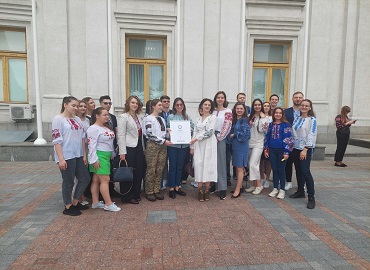 Студенти та викладачі кафедри міжнародних відносин відвідали презентацію книги «Заборонити рашизм» Студенти та викладачі кафедри міжнародних відносин відвідали презентацію книги «Заборонити рашизм»” width=